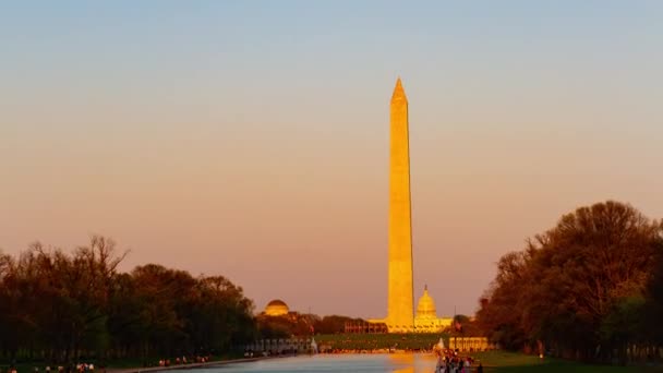 Washington Monument Över Vatten Med Capitol Hill Och Wwii Minnesmärke — Stockvideo