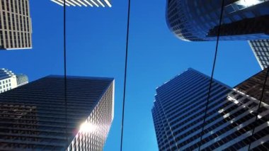 SAN FRANCISCO, ABD - 2 Nisan 2021: Gökdelenler, restoranlar, mağazalar ile şehir merkezi iş merkezi sokak manzarası.