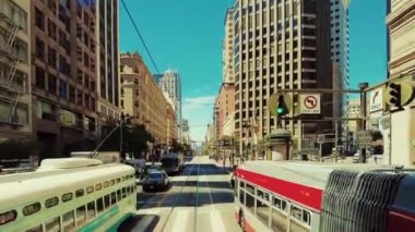 SAN FRANCISCO, ABD - 2 Nisan 2021: Gökdelenler, restoranlar, mağazalar ile şehir merkezi iş merkezi sokak manzarası.