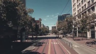 SAN FRANCISCO, ABD - 2 Nisan 2021: Gökdelenler, restoranlar, mağazalar ile şehir merkezi iş merkezi sokak manzarası.