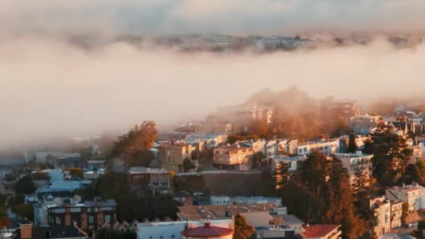 Ciężka Mgła Przechodzi Przez Centrum Dzielnicy Mieszkaniowej San Francisco Kalifornii — Wideo stockowe