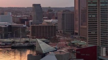 Baltimore gün batımından akşam saatlerine kadar çatı manzarası