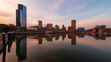 Baltimore 'un iç limanı, gün batımından akşama kadar tekne ve gökdelenlerle dolu.