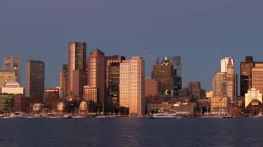Massachusetts ABD 'deki tarihi mimarilerle Boston şehrinin ufuk çizgisi gündoğumunu hızlandırdı