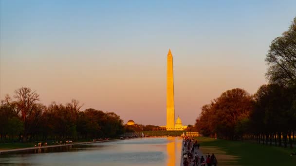 Washington Monument Över Vatten Med Capitol Hill Och Wwii Minnesmärke — Stockvideo