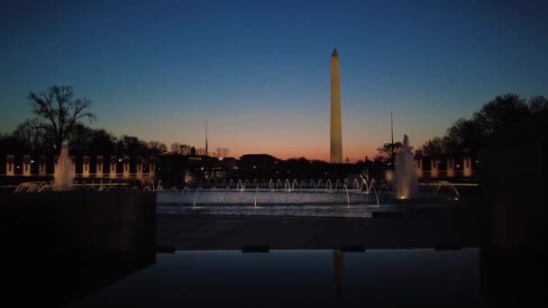 Washington Monument Före Soluppgången Med Wwii Minnesmärke Som Stadens Landmärke — Stockvideo