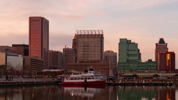 巴尔的摩内港的时间从日落到黄昏 船上和摩天大楼层出不穷 — 图库视频影像