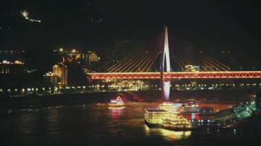 Chongqing şehir mimarisi ve Dongshuimen köprüsü gece vakti Çin 'de.