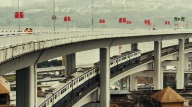 Chongqing metro treni ve Çin köprüsü.