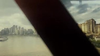 Çin 'in Chongqing şehrindeki metro yolculuğundan bir manzara.