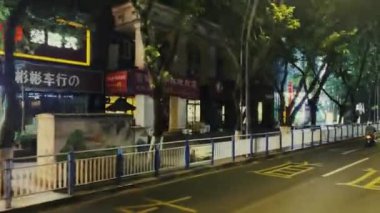 CHONGQING, ÇİN - OKT 2, 2021: Şehir mimarisi ve sokak geceleri otobüsten izleniyor