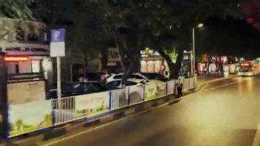 CHONGQING, ÇİN - OKT 2, 2021: Şehir mimarisi ve sokak geceleri otobüsten izleniyor