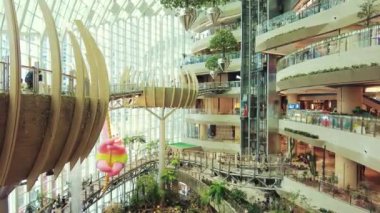 CHONGQING, ÇİN - 2, 2021: Mağazalı alışveriş merkezinin iç görünümü