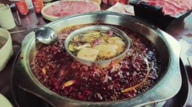 CHONGQING, ÇİN - 2, 2021: bir restorandaki geleneksel sıcak tencereye yakın çekim