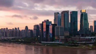 Chongqing şehri zaman çizelgesi Çin 'deki şehir mimarisi ve şehir manzarasının gün batımından gece yarısına kadar.