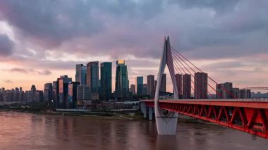 Chongqing şehrinin şehir mimarisi ve Qiansimen Köprüsü manzarası gece vakti Çin 'de.