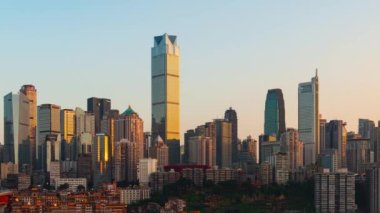 Chongqing şehrinin şehir mimarisi ve Qiansimen Köprüsü manzarası gece vakti Çin 'de.