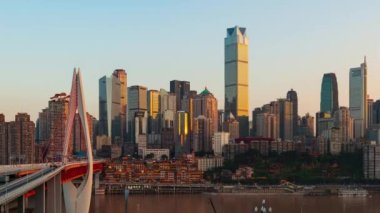 Chongqing şehri zaman çizelgesi Çin 'deki şehir mimarisi ve şehir manzarasının gün batımından gece yarısına kadar.