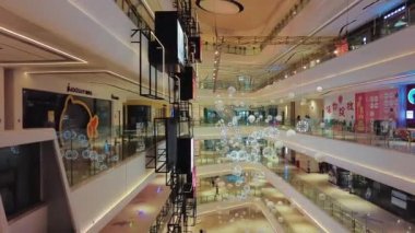 CHONGQING, ÇİN - 2, 2021: Mağazalı alışveriş merkezinin iç görünümü