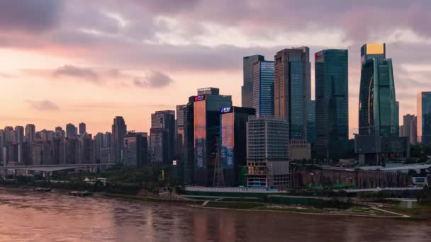重慶市のタイムラプスビューは 中国の都市建築や街並みの夜に日没から — ストック動画