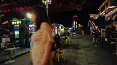 CHONGQING, ÇİN - 2, 2021: gece yarısı eski cadde şehir merkezindeki bar restoranı.