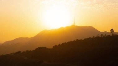 LOS ANGELES, CANIFORNIA, ABD - 2 Nisan 2021: Günbatımından alacakaranlığa Hollywood 'un zamanaşımı görüntüsü