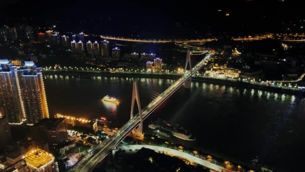 Arquitectura Urbana Ciudad Chongqing Puente Dongshuimen Cruzan Río Por Noche — Vídeos de Stock