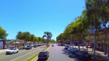 LOS ANGELES, CanIFORNIA, ABD - 2 Nisan 2021: Şehir binaları ve manzaralı sokak gezisi manzarası