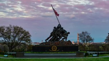 ABD Deniz Piyadeleri Savaş Anıtı Gün batımından Washington DC 'ye kadar yakın çekim zamanı