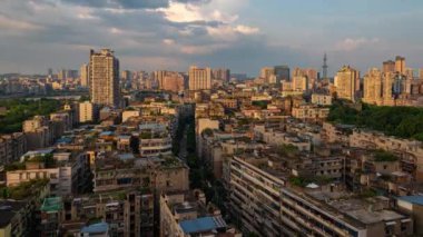 Chongqing Çin 'de gün batımından alacakaranlığa kadar yerleşim yerleri zaman ayarlı.