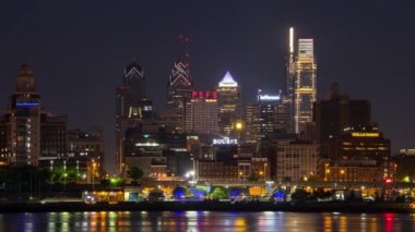 Philadelphia, Pennsylvania, ABD 'de şehrin ufuk çizgisi gün doğumu zaman çizelgesi görüntüsü