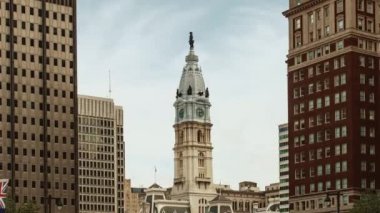 Şehir merkezi manzaralı zaman çizelgesi. Philadelphia 'daki şehir binaları ve belediye çan kulesi.