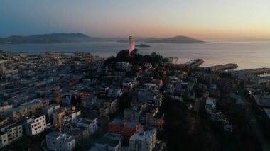 Kaliforniya 'daki gökdelen binalarıyla San Francisco şehir merkezinin havadan görüntüsü.
