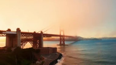 Golden Gate Köprüsü, San Francisco 'nun ünlü simgesi olarak sisli manzarayı gösteriyor.