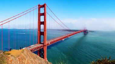 Golden Gate Köprüsü zaman çizelgesi San Francisco 'nun ünlü simgesi olarak gösteriliyor.