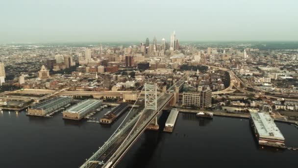 Αεροφωτογραφία Των Κτιρίων Της Πόλης Και Benjamin Franklin Bridge Στη — Αρχείο Βίντεο