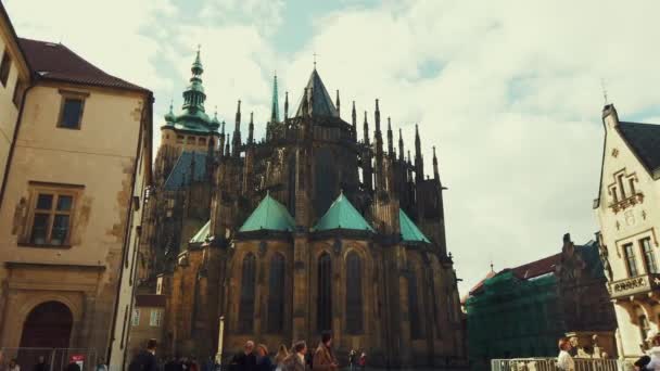 Widok Bliska Kościoła Historycznej Architektury Miejskiej Pradze Czechy — Wideo stockowe