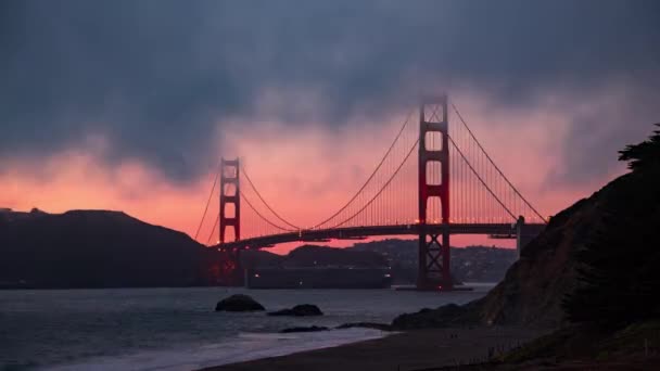 Golden Gate Bridge Timelapsing View Bij Schemering Met Prachtige Kleuren — Stockvideo