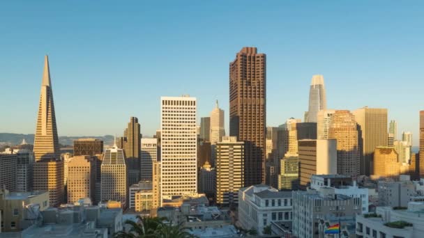 サンフランシスコのダウンタウンのビジネス超高層ビルの屋上時間は カリフォルニア州で日没から夜に経過米国 — ストック動画