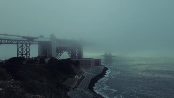 カリフォルニア州サンフランシスコの濃い霧の中のゴールデンゲートブリッジ Usa — ストック動画