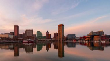 Baltimore 'un iç limanı, gün batımından akşama kadar tekne ve gökdelenlerle dolu.
