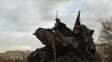 Washington 'daki Capitol Hill' in önündeki anıt.