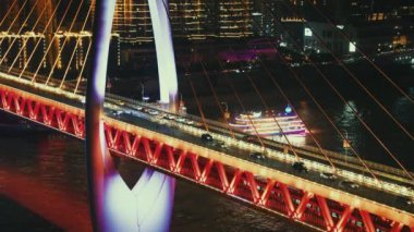 Chongqing şehir mimarisi ve Dongshuimen köprüsü gece vakti Çin 'de.