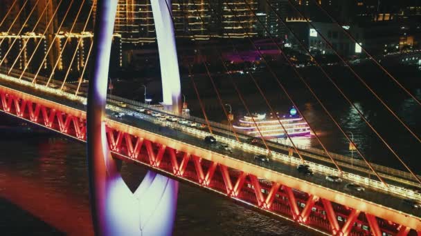 重庆市城市建筑与东水门大桥在夜间跨越河流 — 图库视频影像