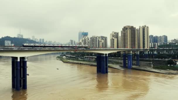 重庆市城市建筑与桥梁在夜间跨越河流 — 图库视频影像