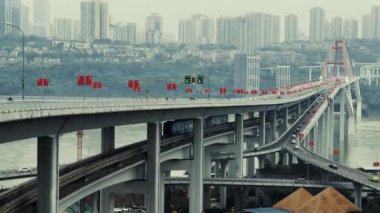 Chongqing metro treni ve Çin köprüsü.