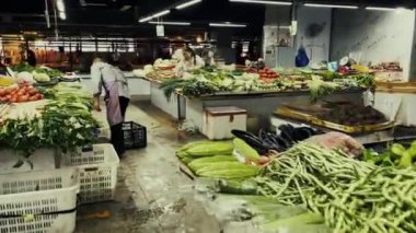 CHONGQING, ÇİN - OKT 2, 2021: Şehir merkezindeki şöhretin iç piyasası.