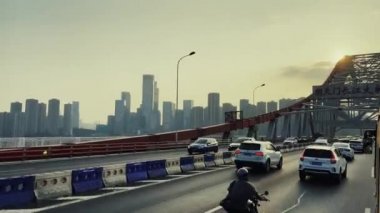 CHONGQING, ÇİN - OKT 2, 2021: Şehir mimarisi ve sokak otobüsten izleniyor