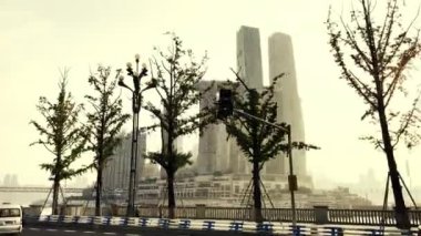 CHONGQING, ÇİN - OKT 2, 2021: Şehir mimarisi ve sokak otobüsten izleniyor