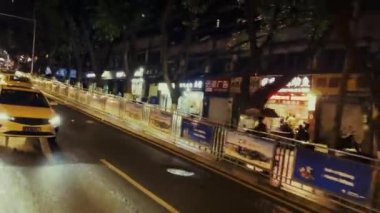 CHONGQING, ÇİN - OKT 2, 2021: Şehir mimarisi ve sokak geceleri otobüsten izleniyor
